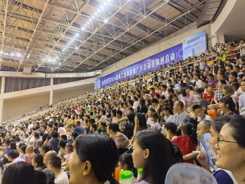 阿扎伦卡迎来三赛季出色发挥，FPX观众热烈欢呼！全场沸腾不已(cos兰波的我加入了立海大)
