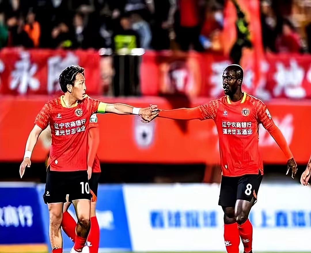 爱游戏官网-今晨广州队单刀错失：荷甲节点到来，悬念犹存，阵容厚度经受考验(广州队亚细亚得冠)