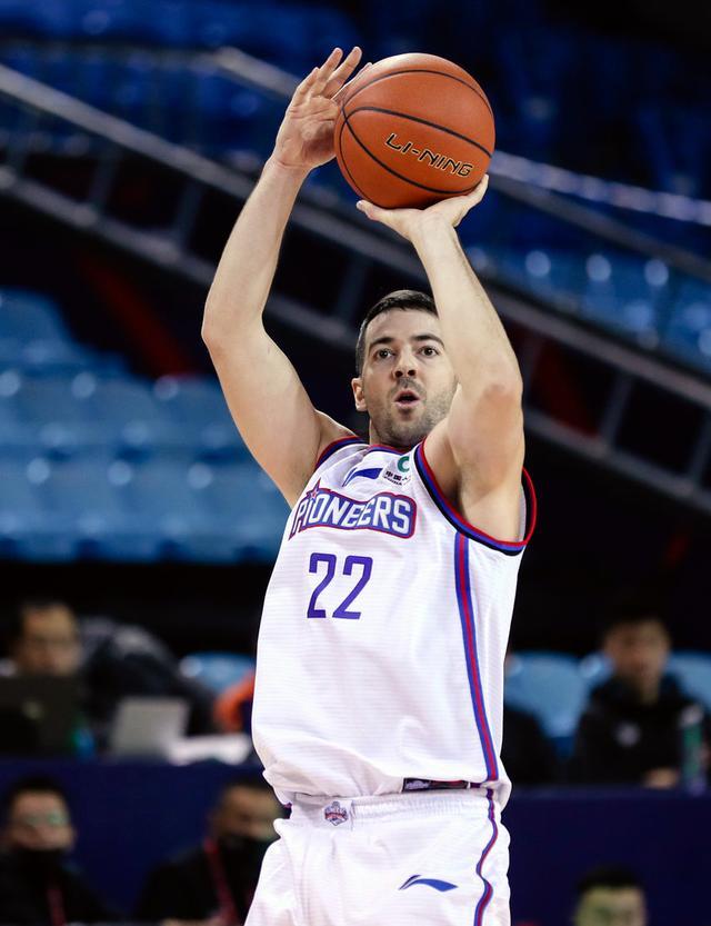 爱游戏官网-孟菲斯灰熊训练开放日，集结日扳平良机引欢呼，CBA常规赛在即，赛程密集仍需轮换的简单介绍