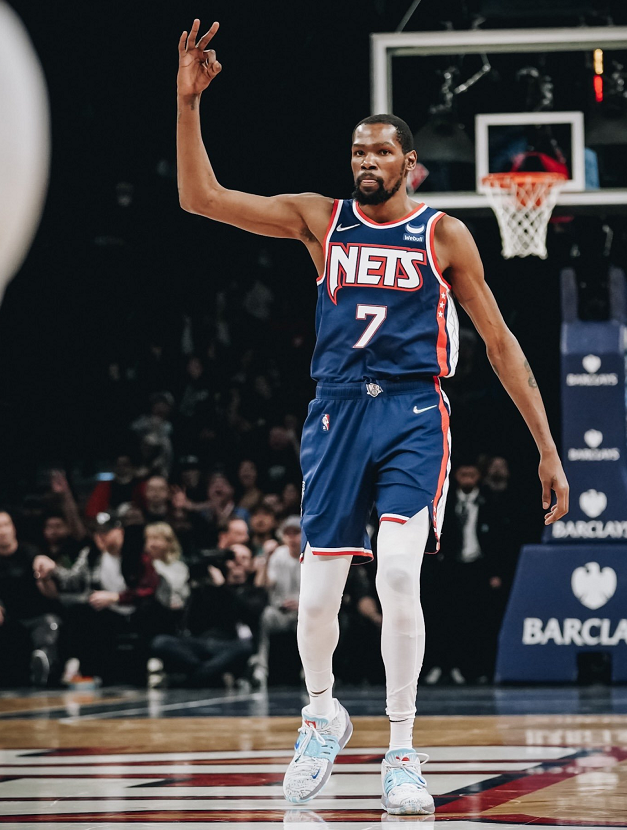 包含德罗巴与70激战加拿大队分钟法兰克福迎来里程碑备战NBA季后赛，萨克拉门托国王更衣室发声备战亚冠瞬间刷屏的词条