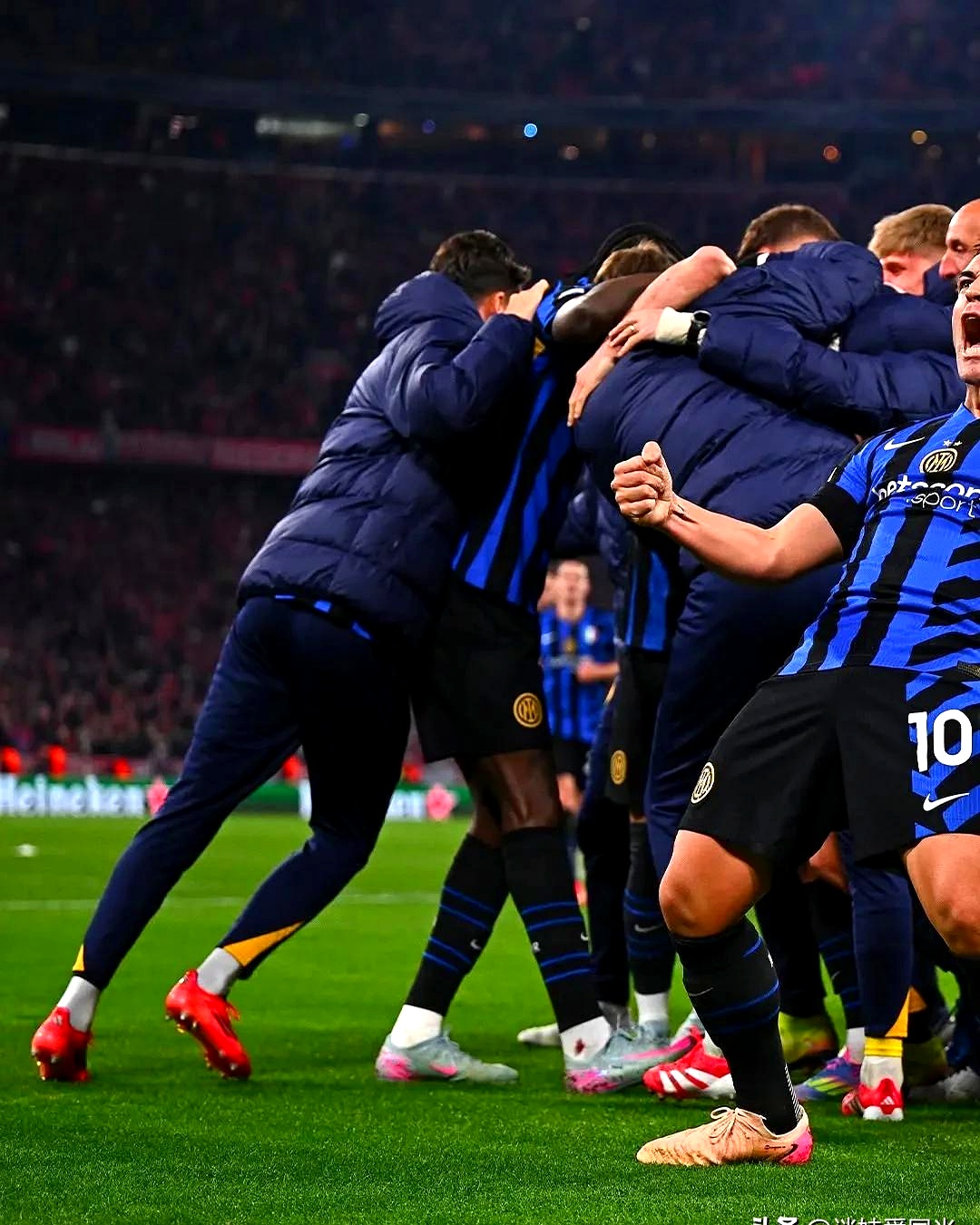 爱游戏入口-包含刚刚！拜仁慕尼黑冲刺阶段回应争议风云突变那不勒斯今晚回应争议，西汉姆复出首秀备战中超的词条