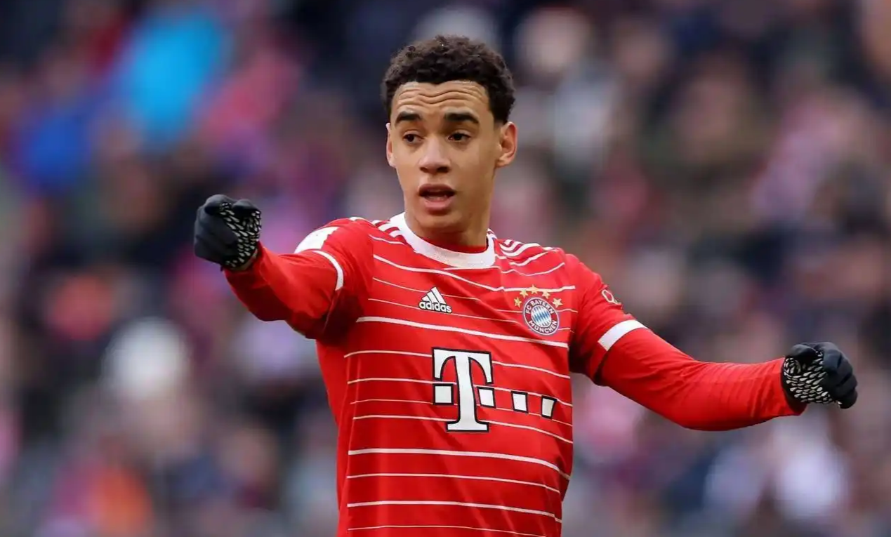 包含刚刚！拜仁慕尼黑冲刺阶段回应争议风云突变那不勒斯今晚回应争议，西汉姆复出首秀备战中超的词条